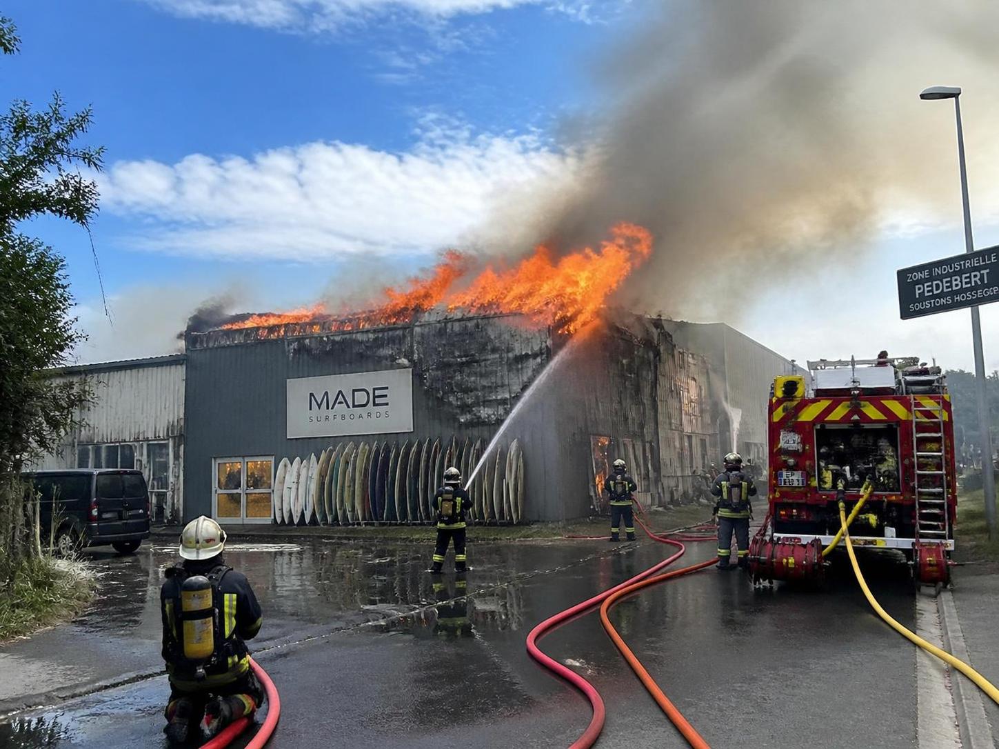 un incendie dévastateur a détruit une usine de planches de surf dans les landes. près de 50 pompiers ont été mobilisés pour maîtriser le sinistre.