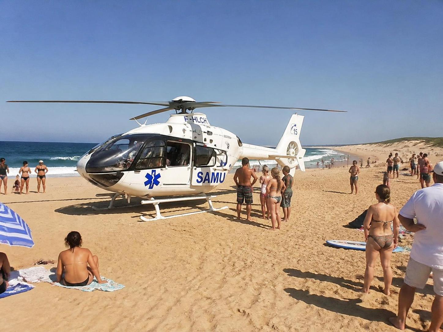 un surfeur en danger est secouru par hélicoptère sur la célèbre plage des culs-nus dans les landes. découvrez les détails de cette intervention spectaculaire.