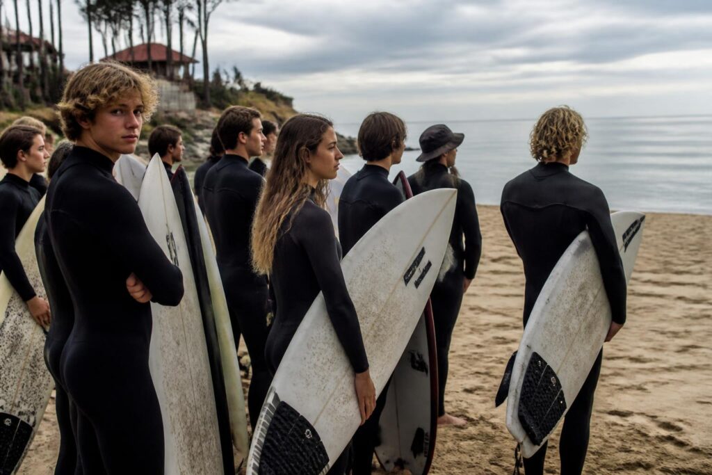 découvrez les défis des surfeurs aux landres, confrontés à des embouteillages inattendus sur les vagues, où la frustration atteint parfois son comble.