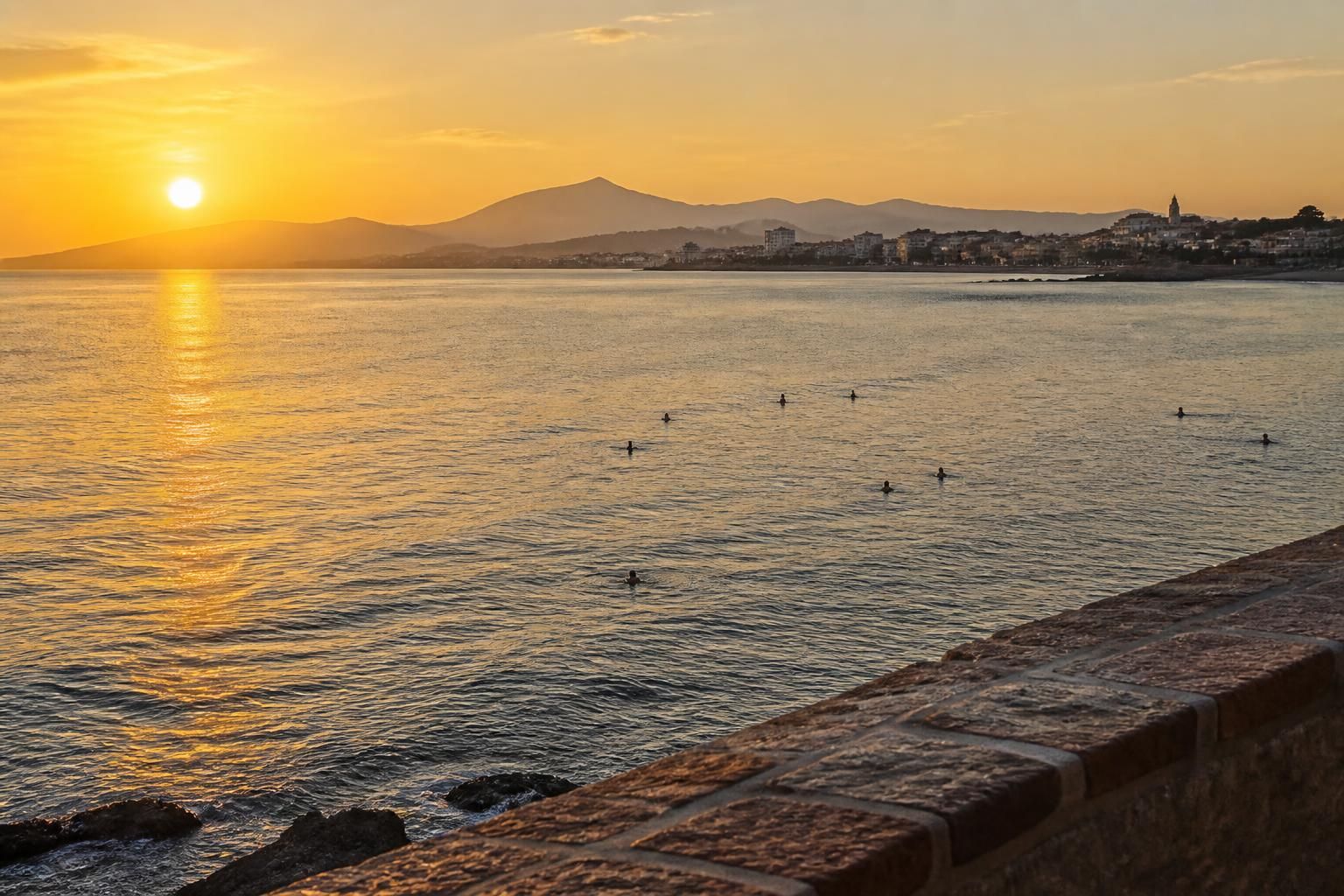 participez à la traversée solidaire de la baie de saint-jean-de-luz, un événement où la jeunesse s'engage pour un avenir collectif et partage des moments de solidarité et de convivialité.