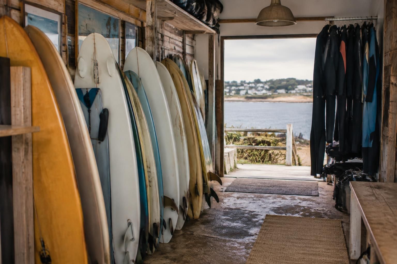 à plouzané, le minou surf-club se fait remarquer sur les scènes française et européenne. découvrez le club et son rayonnement dans le monde du surf.